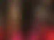 A senhora esfrega seu pau em suas botas e luvas de couro preto e sexy.