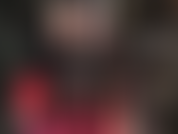 Com 43 centímetros de cinta-liga preta e o delicioso cuspe da amante escorrendo de seus lábios e língua.