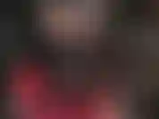 Com 43 centímetros de cinta-liga preta e o delicioso cuspe da amante escorrendo de seus lábios e língua.