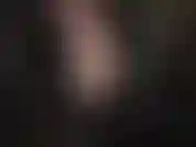 A deusa do couro provoca com o zíper de sua blusa abaixado, revelando um lindo sutiã de renda e decote.