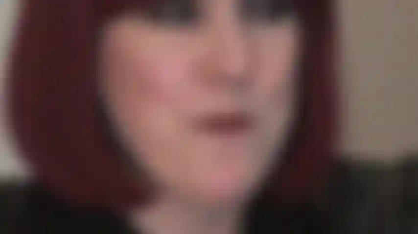 Desejando o gosto da saliva e dos dedos descalços da senhora vivian - uma boca cheia de saliva é o que você precisa agora. Assim que eu a encher com minha saliva saborosa, enfiarei meus dedos descalços na sua boca de escrava.