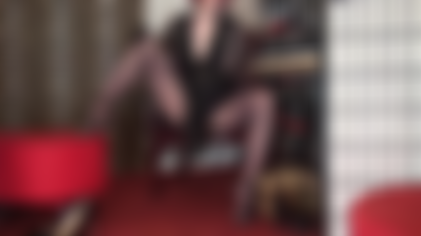 Tudo o que seu coração maricas deseja... Linda meia-calça com estampa floral de renda, amante tentando você com seu grande pau preto e calcinha de cetim e renda nude.