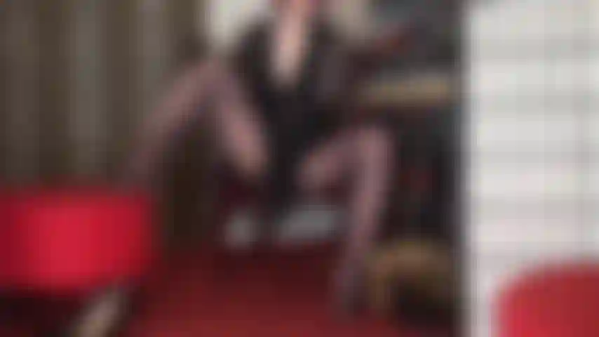 Tudo o que seu coração maricas deseja... Linda meia-calça com estampa floral de renda, amante tentando você com seu grande pau preto e calcinha de cetim e renda nude.