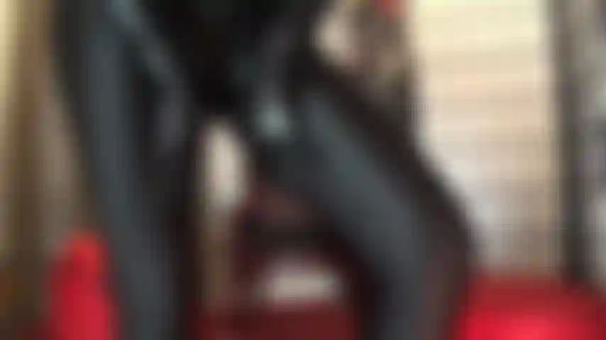 Leggings pretas justas de spandex, luvas de látex brilhantes e cuspe - a dona te deixa babando só de ver sua bunda incrível em calças de lycra brilhantes. Essas mãos enluvadas de borracha e o cuspe da dona te deixam se contorcendo.