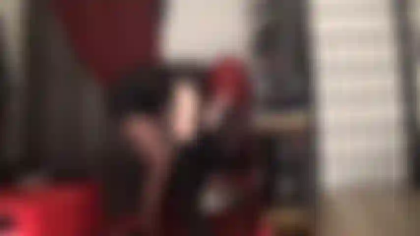 A amante de couro faz esse grande pau branco parecer simplesmente irresistível para sua boca de vagabunda.