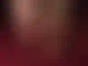 Sua deusa de náilon provoca em close com seus dedos sensuais, arcos altos e solas macias em meia-calça listrada nude, tão transparente, tão perfeita.