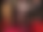 Pernas longas de deusa em meias pretas de renda com costura, scarpins azuis metálicos combinando com o vestido de látex sensual. A perna longa e esticada de náilon é um dos seus fetiches. Você simplesmente não consegue tirar os olhos.