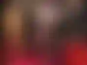 Pernas longas de deusa em meias pretas de renda com costura, scarpins azuis metálicos combinando com o vestido de látex sensual. A perna longa e esticada de náilon é um dos seus fetiches. Você simplesmente não consegue tirar os olhos.