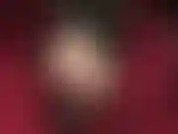 Uma delícia de submissão aos pés - tornozelos cruzados balançando em sapatos de sola vermelha dando uma espiadinha nos maravilhosos pés de náilon da patroa em meias-calças transparentes e brilhantes quase imperceptíveis.