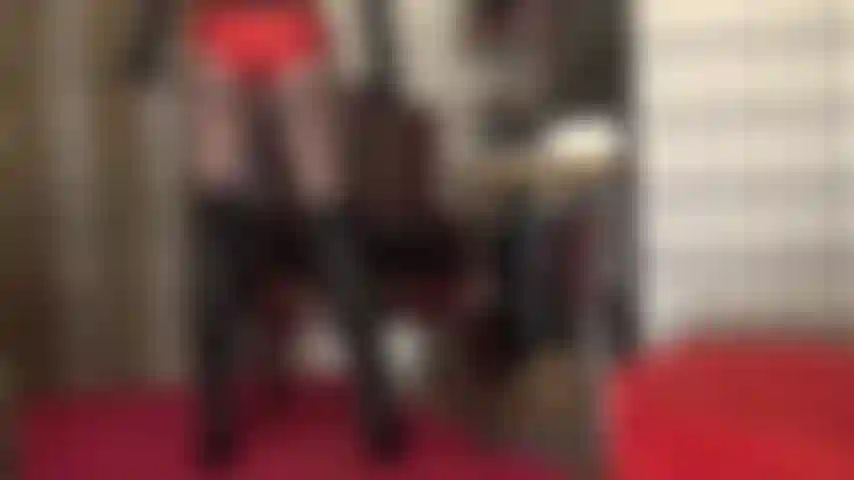 A dominadora de couro perfeita para você.