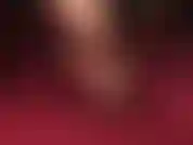 Com arcos altos e meia-calça sedosa bronzeada, antes de tirar essas meias de náilon para o fetiche por pés descalços e sapatos de couro e peep toes de salto alto balançando.