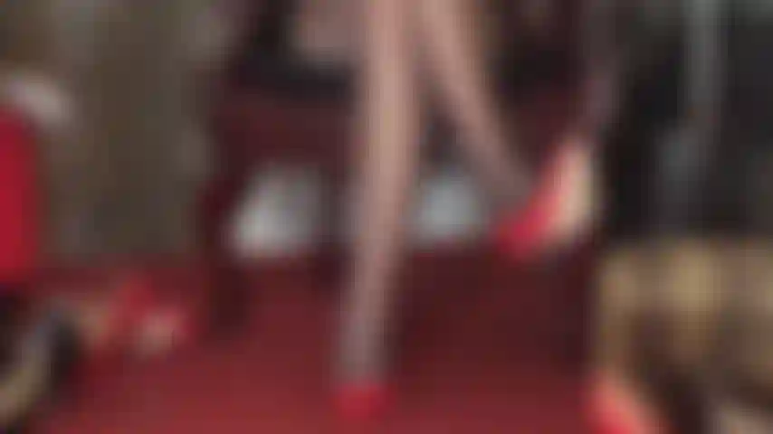 Uso salto alto e chicote de montaria - os saltos da amante detêm o poder e controlam o grau de prazer e dor que seu pênis recebe.