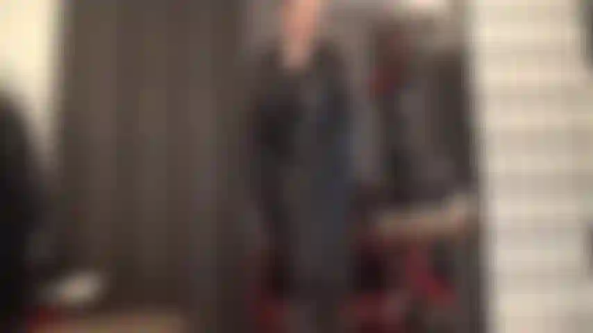 A amante do couro tem uma surpresa gostosa de pau debaixo da saia. De repente você não consegue tirar os olhos do pau grande dela e se pega chupando.