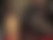 Se você gosta de uma roupa fetichista extra brilhante, então isso é para você - sua amante em um macacão preto brilhante e justo de pvc.