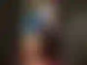 Adoração corporal em um vestido de látex azul e meias de borracha transparentes com costura. Tão lisa e brilhante.