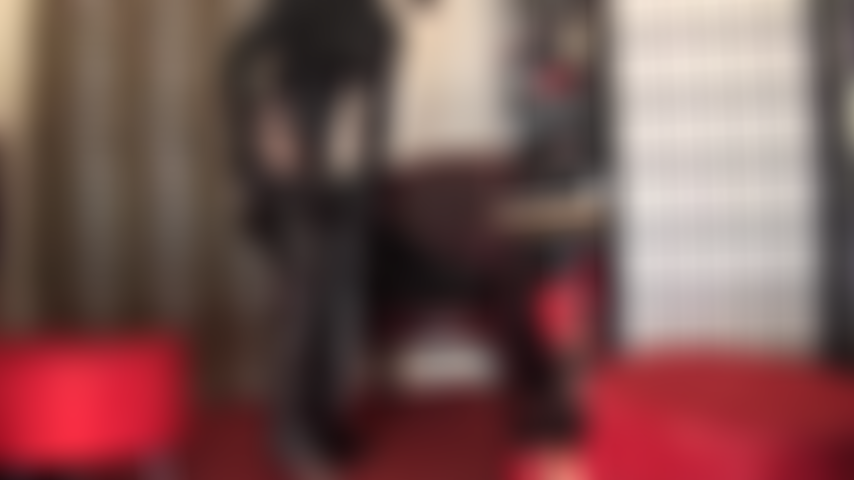 Com fetiche por couro - visto calças de couro pretas e botas de salto alto.