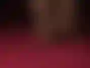 Um close dos meus maravilhosos arcos em meia-calça marrom-escura e sapatos de couro pendurados. Provocação por fetiche por pés.