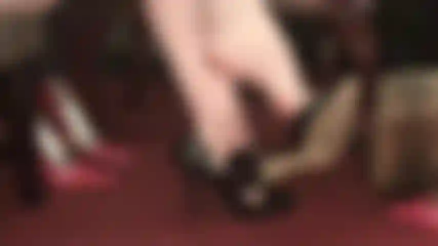 Descalça, com saltos pendurados e provocantes.