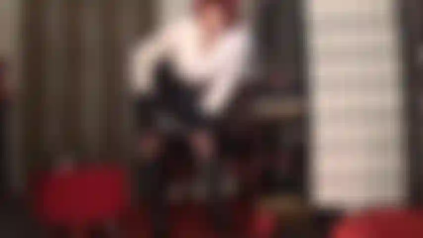 Que adora saias de pvc - enquanto o foco está na saia de pvc, a amante vivian fará você se apaixonar por suas botas, luvas de couro e linda blusa branca também.