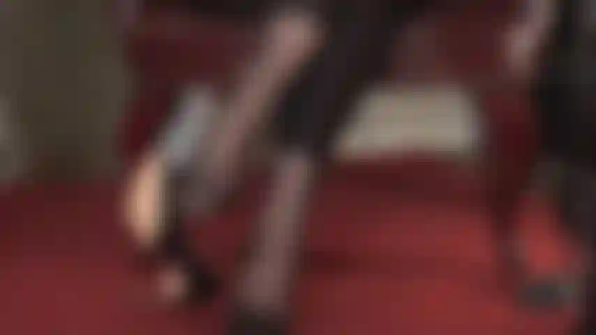 5- Meia-calça com luva e sapato - como uma luva, o náilon envolve perfeitamente cada dedinho fofo. Este par especial de meia-calça faz seu coração bater mais rápido enquanto aparece por baixo dos sapatos de couro da minha patroa.