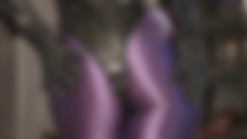 Perfeição brilhante em leohex roxo - adoração de bunda em meia-calça de spandex brilhante e body de pvc.