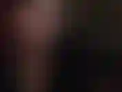 Punheta com luvas de látex pretas em um vibrador incircunciso.