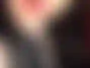 Provocação de decote de látex - a amante provoca e tenta com um decote sexy abaixando o zíper de sua roupa justa de látex preto brilhante.