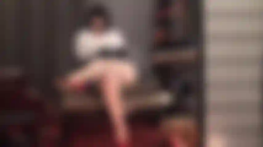 Cabelos pretos, couro preto e pernas de meia-calça nude brilhante, você simplesmente não consegue resistir.