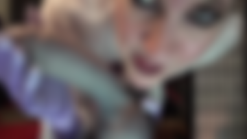 Meias-ligas, calcinhas bonitas, luvas de cetim e um pau grande que você não pode resistir.