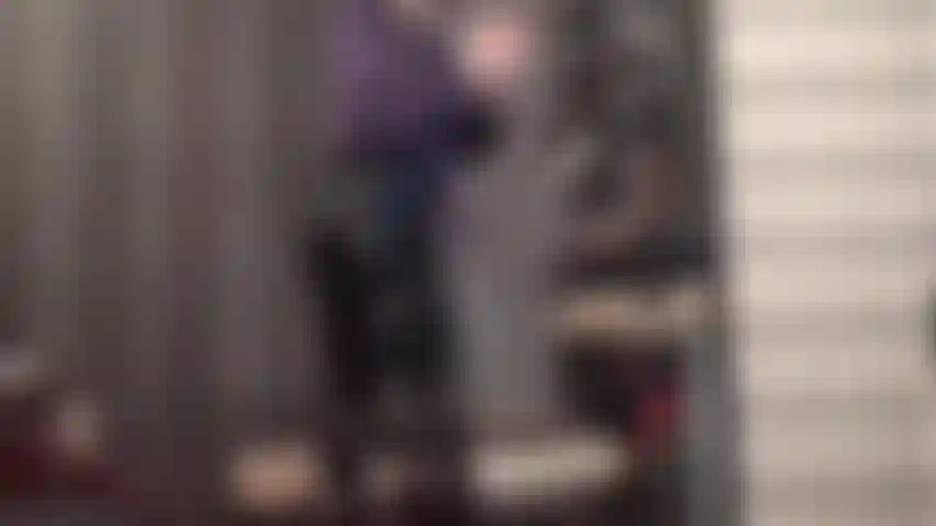 Luvas de látex e calças de pvc brilhantes com cinta-liga - adoro a amante vivian usando calças de vinil pretas e luvas de borracha pretas, te mimando com uma punheta enluvada em um grande consolo, dedos de látex na boca e brincadeira com cinta-liga.