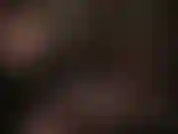 Pés de nylon e cabelo curto. Fetiche por pés, com uma meia-calça preta muito especial com costura vermelha.