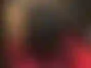 Enquanto a amante veste leggings metálicas azuis e botas altas e brilhantes, acariciando sua cinta-liga branca, você vai se masturbar em suas botas sensuais.