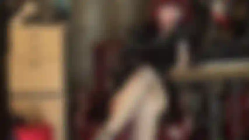 Punheta com luvas de látex em um vibrador branco sem cortes. A senhora envolve suas mãos cobertas de borracha em volta do eixo deste pau e massageia as bolas, provocando cada gota de esperma.