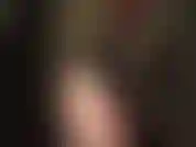 Com bunda e pés descalços, focada na adoração corporal. Vestida com um body sexy de nylon transparente, sua deusa provoca com suas curvas incríveis.