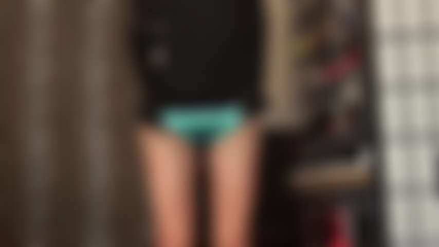 Calcinhas de cetim azul-água brilhantes provocam - uma calcinha de seda tão brilhante e colorida deixa você fraca e pingando.