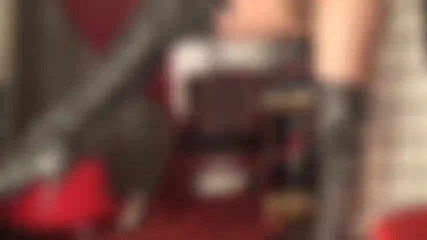 Adoro botas, punheta com luvas - a patroa está de olho em você e usa seu chicote enquanto você limpa suas longas botas de couro preto. Faço o trabalho direito e posso gozar na bunda dela de meia-calça enquanto ela ordenha seu pau de escravo com luvas de couro.