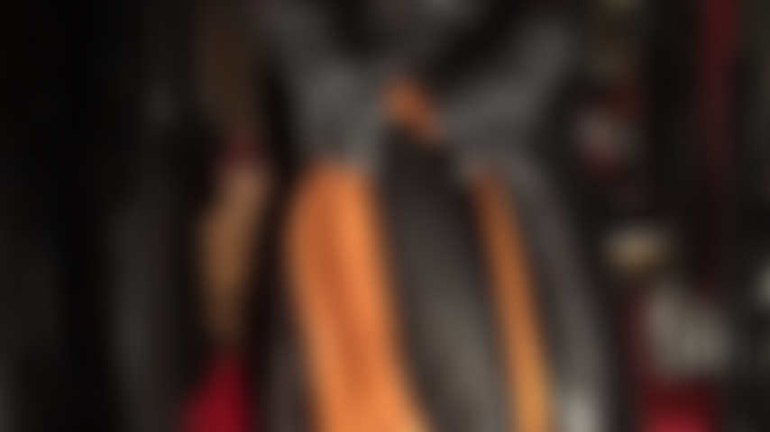 A deusa do couro exibe suas maravilhosas camadas de calças, saia, jaqueta, luvas, casaco marrom e longo casaco preto.