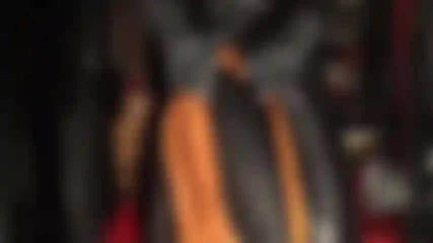 A deusa do couro exibe suas maravilhosas camadas de calças, saia, jaqueta, luvas, casaco marrom e longo casaco preto.