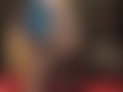 Sedutora e provocante com pernas de náilon e bunda em meia-calça preta brilhante e transparente de seda e látex azul.