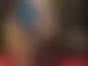 Sedutora e provocante com pernas de náilon e bunda em meia-calça preta brilhante e transparente de seda e látex azul.