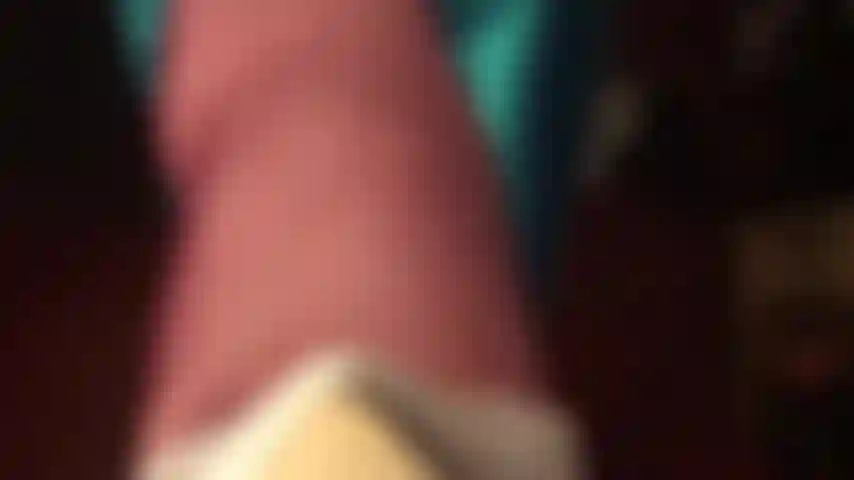 Como um pouco de dor? A senhora te deixou de joelhos implorando para te adorar e adorar seus pés e calcanhares, mesmo que isso signifique que você será chutado com ambos... Ou talvez seja por esse mesmo motivo...