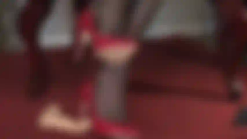 Esse seu pau patético e mole merece ser punido pelos saltos altos da senhora vivian.