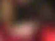 A senhora vivian posa com seus pés descalços sensuais, arcos altos, solas macias e bunda nua, e acaricia um grande strapon branco.