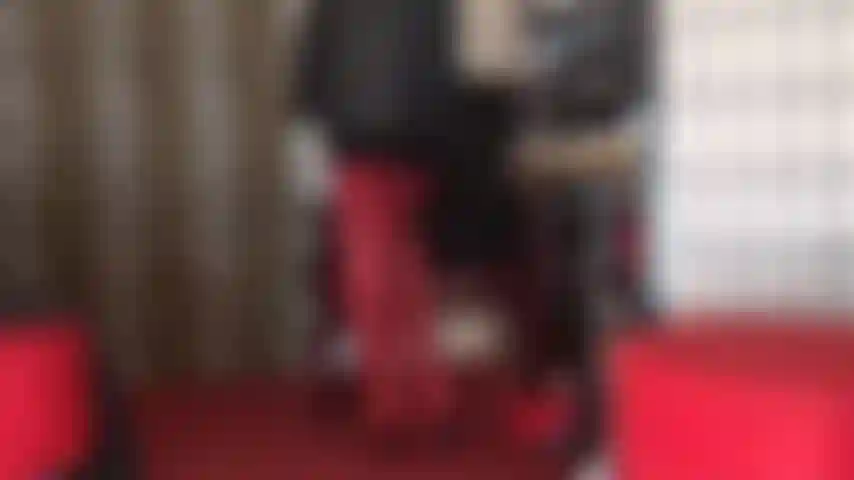 Existe fetiche por tudo... Desamarrando os cadarços traseiros das minhas botas vermelhas de couro acima do joelho. Aproveite, se é isso que você curte.