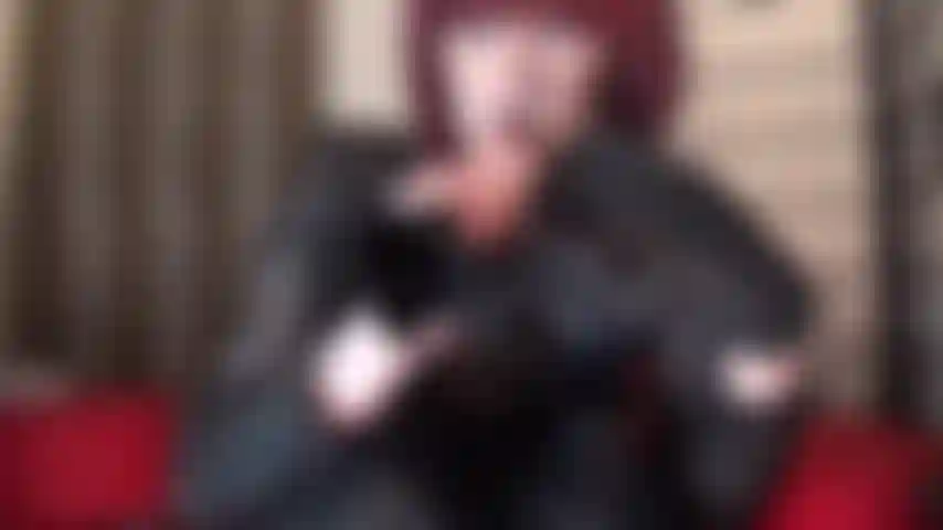 Brincando com seu vício em luvas de couro pretas...