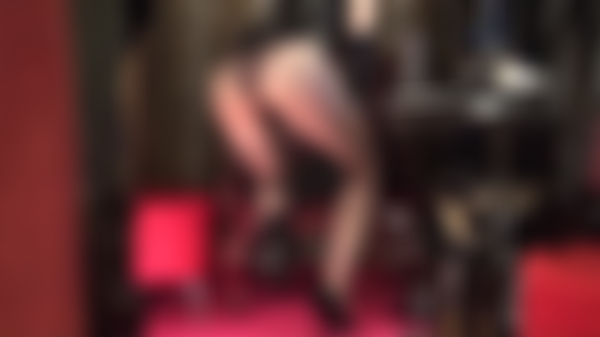 Faço punheta com luvas de cetim enquanto provoco com meia-calça de renda francesa.