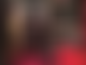 Faço punheta sexy com as mãos nuas e adoração de bunda em um vestido preto brilhante de vinil, botas altas e meias de renda.