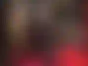 Faço punheta sexy com as mãos nuas e adoração de bunda em um vestido preto brilhante de vinil, botas altas e meias de renda.