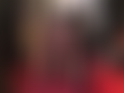 A mistress fica deslumbrante com uma camisa branca e gravata preta, meia-calça brilhante, combinada com botas de couro e uma cinta-liga branca enorme para acariciar e enfiar em você.