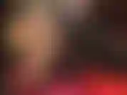 Fetiche brilhante - a amante tece sua teia brilhante de meia-calça brilhante e pvc preto sexy. Uma vez presa, você nunca mais consegue sair (e você não iria querer).